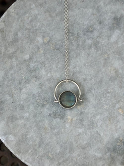 Kinetic silver necklace with faceted Labrodorite