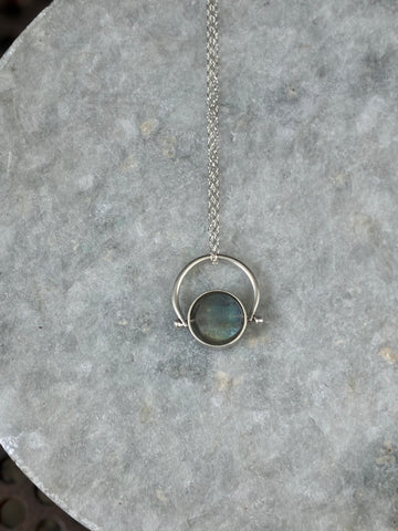 Kinetic silver necklace with faceted Labrodorite